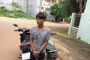 Thua cá độ bóng đá, rủ nhau đi trộm xe máy 